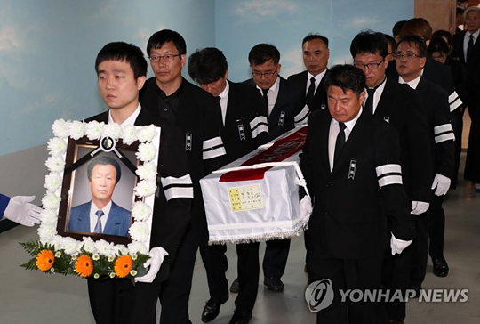 (부산=연합뉴스) 31일 오전 부산 부산진구 시민장례시장에서 박종철 열사의 부친 박정기 씨의 발인이 진행되고 있다.