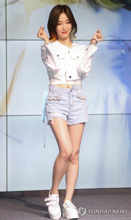 (서울=연합뉴스) 가수 소야가 31일 오후 서울 강남구 삼성동 슈피겐홀에서 열린 미니앨범 3집 와이셔츠(Y-shirt) 발매 쇼케이스에서 포즈를 취하고 있다. 2018.7.31