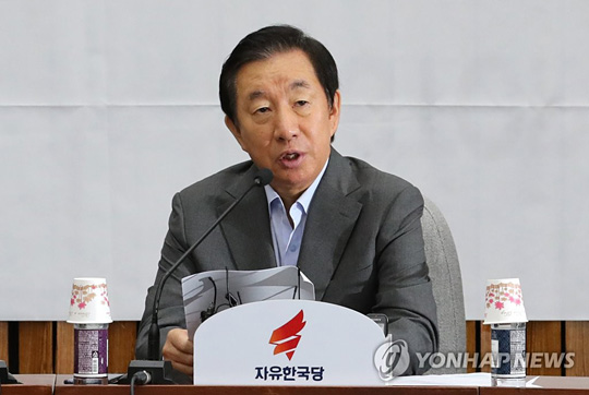 (서울=연합뉴스) 자유한국당 김성태 원내대표가 31일 오전 국회에서 열린 원내대책회의에서 발언하고 있다.
