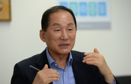 이기우 한국전문대학교육협의회 회장은 문화일보와의 단독 인터뷰에서 “직업역량 강화는 초등학교 때부터 이뤄져야 하며 외국처럼 직업교육을 국가가 책임지는 시스템을 구축해야 국가경쟁력 강화를 기대할 수 있다”고 강조했다.  김동훈 기자 dhk@