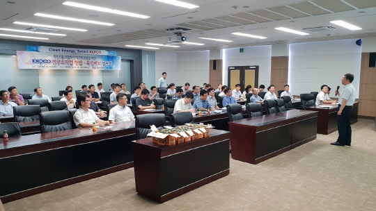 한국전력공사가 에너지 분야의 혁신성장을 주도하기 위해 사내 직무발명에 대한 보상을 국내 최고 수준으로 높이고 연구소기업 창업을 독려하고 있다. 지난달 25일 대전에 위치한 한국전력공사 산하 전력연구소에서 사내직원들이 연구소기업 창업·육성제도 설명회에 참석해 강연자의 설명을 듣고 있다.  한국전력공사 제공