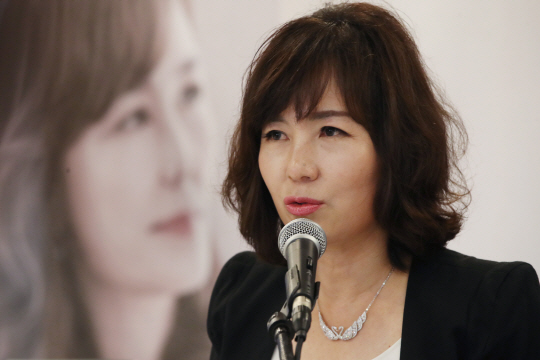 공지영 작가가 30일 서울 중구 한국프레스센터에서 열린 기자간담회에서 새 장편 ‘해리’를 출간하게 된 배경을 설명하고 있다.  연합뉴스