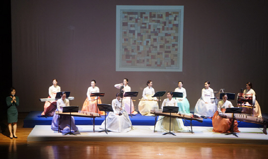 국악 작곡가 유은선(맨 왼쪽 서 있는 사람) 씨의 사회로 여성 국악실내악단 ‘다스름’이 연주하고 있다.  다스름 제공