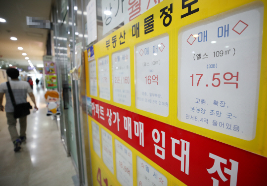 문재인 정부 판 ‘부동산 투기와의 전쟁’으로 불린 ‘8·2 부동산 대책’이 나온 지 1년이 됐지만, 서울 집값은 여전히 고공행진을 하고 있다. 7월 29일 서울 한 부동산 중개업소에 매물 시세가 게시돼 있다.  연합뉴스