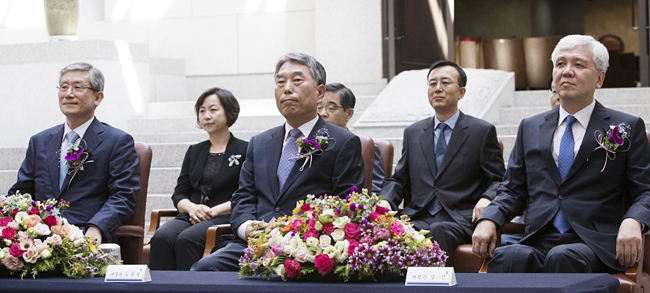 양승태 전 대법원장 시절의 사법농단 의혹이 계속 불거지는 가운데 1일 오전 서울 서초동 대법원에서 고영한(왼쪽부터)·김창석·김신 대법관의 퇴임식이 열리고 있다.  연합뉴스