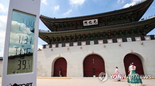 기록적인 폭염이 계속된 지난달 31일 오후 서울 종로구 광화문에 세워 둔 온도계가 39.7도를 나타내는 모습. [연합뉴스 자료사진]