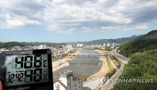 (홍천=연합뉴스) 전국에 최강 폭염이 맹위를 떨치는 1일 오후 강원 홍천군 홍천읍 일대 온도가 40.6도를 가리키고 있다. 이날 홍천 기온은 40.6도까지 올라 관측 이래 전국 최고 기온을 기록했다.