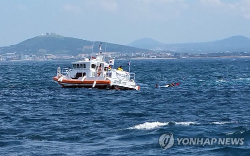 (서귀포=연합뉴스) 1일 오전 제주 서귀포시 가파도 서쪽 1.3㎞ 해상에서 지난달 25일 제주시 구좌읍 세화포구에서 실종된 최모(38·여·경기도 안산)씨가 숨진 채 발견됐다. 사진은 신고를 받고 출동한 해경이 시신을 수습하는 모습. [서귀포해양경찰서 제공=연합뉴스]
