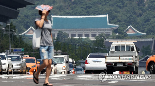 (서울=연합뉴스) 폭염이 절정을 향해 치닫고 있는 1일 서울 태평로 도로가 오전부터 강한 햇볕에 이글거리고 있다.