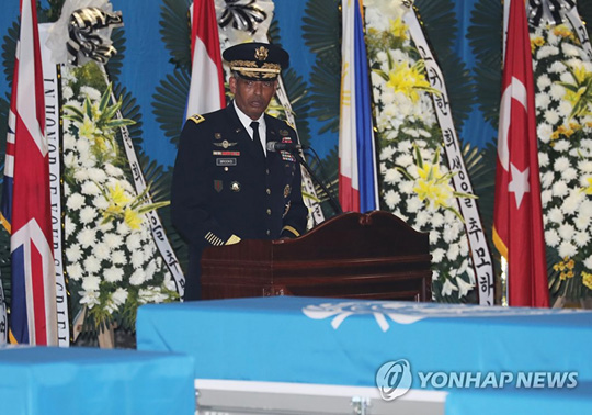 (평택=연합뉴스) 1일 오후 경기도 평택시 주한미공군 오산기지에서 열린 북한으로부터 돌려받은 한국전 참전 미군 유해 송환식에서 빈센트 브룩스 주한미군사령관이 연설을 하고 있다.