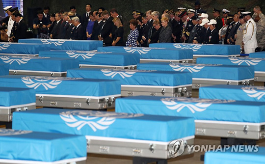 (평택=연합뉴스) 1일 오후 경기도 평택시 주한미공군 오산기지에서 열린 북한으로부터 돌려받은 한국전 참전 미군 유해 송환식 참석자들이 경례하고 있다.