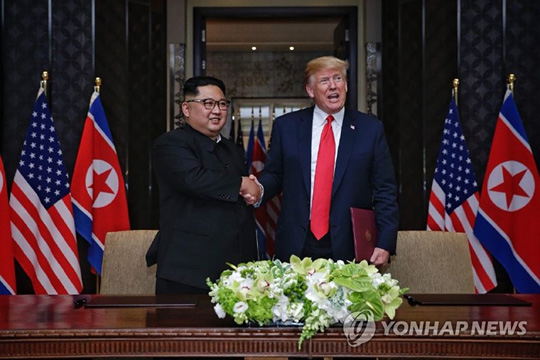 지난 6월 12일 싱가포르 센토사 섬 카펠라호텔에서 열린 북미정상회담에서 북한 김정은 국무위원장과 미국 도널드 트럼프 대통령이 공동합의문에 서명을 마친 뒤 악수하는 모습. [연합뉴스 자료사진]