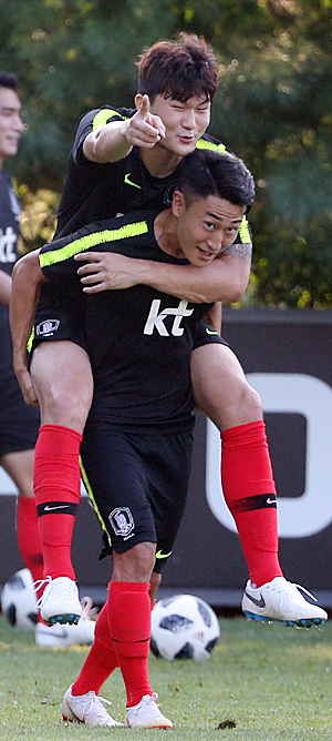 김민재(전북)가 1일 파주NFC에서 진행된 첫 훈련에서 이진현(포항)의 등에 업혀 나아갈 방향을 가리키고 있다. 연합뉴스