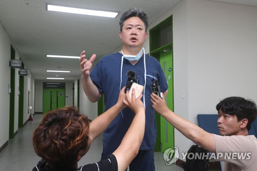 (제주=연합뉴스) 강현욱 제주대 의대 교수(법의학 전공)가 2일 오후 제주시 아라동 제주대 의학전문대학원에서 세화포구 실종 여성 최모씨 시신 부검을 마치고 취재진 질문에 답하고 있다.