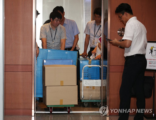 (서울=연합뉴스) 2일 오전부터 서울 도렴동 외교부 청사 내 국제법률국과 동북아국, 기획조정실 등지에서 압수수색을 마친 검사와 수사관들이 이날 오후 압수품을 담은 상자를 싣고 나오고 있다.