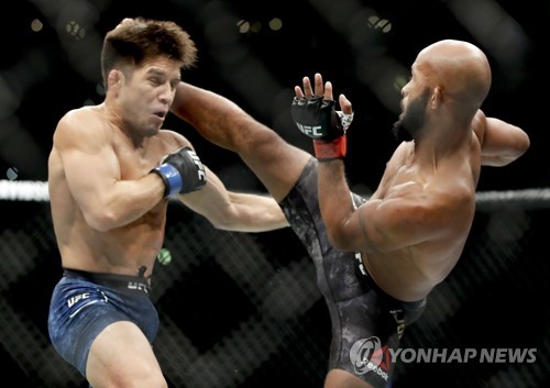 헨리 세후도(왼쪽)와 드미트리우스 존슨의 UFC 플라이급 타이틀매치. [AP=연합뉴스]