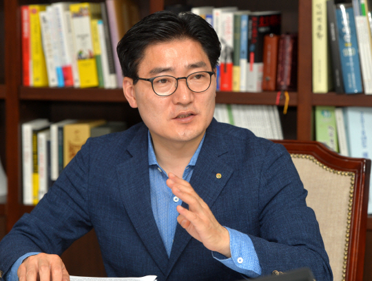지난 7월 31일 이정훈 강동구청장이 자신의 집무실에서 민선 7기 구정 운영 계획을 설명하고 있다.