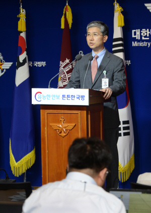 김정섭 국방부 기획조정실장이 6일 오전 용산구 국방부에서 브리핑하고 있다.