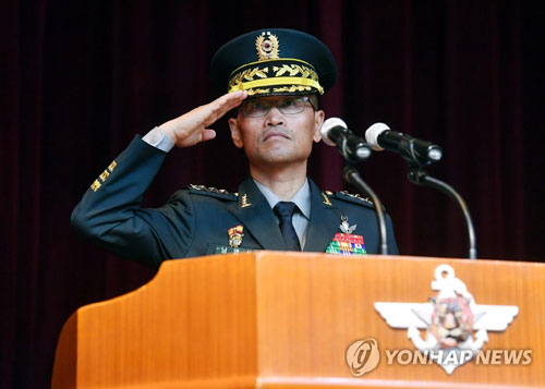 (과천=연합뉴스) 남영신 기무사령관이 4일 오후 경기 과천 국군 기무사령부 청사에서 열린 기무사령부 사령관 취임식에서 경례하고 있다. 2018.8.4 [국방부 제공]