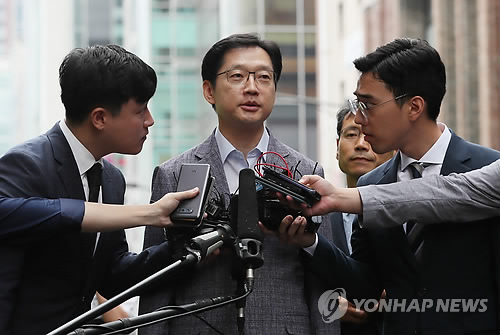 (서울=연합뉴스) 김경수 경남도지사가 드루킹의 댓글조작 행위를 공모한 혐의로 6일 오전 서울 강남구 특검에 출석하고 있다. 특검은 김 지사가 2016년 11월 드루킹이 운영한 경기도 파주 느릅나무 출판사를 찾아 이른바 ‘킹크랩 시연회’를 참관하고 댓글조작을 지시했다고 보고 있다. 2018.8.6