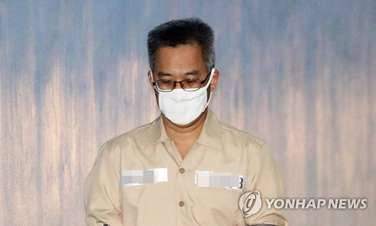 (서울=연합뉴스) 드루킹 김동원씨가 아내 유사강간 및 폭행 혐의 공판을 받기 위해 6일 오후 호송차에서 내려 서울지법 법정으로 가고 있다.