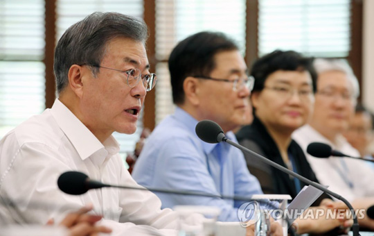 (서울=연합뉴스) 문재인 대통령이 6일 오후 청와대 여민관에서 열린 수석·보좌관 회의에서 발언하고 있다. 왼쪽부터 문 대통령, 정의용 국가안보실장, 조현옥 인사수석, 남관표 국가안보실 2차장