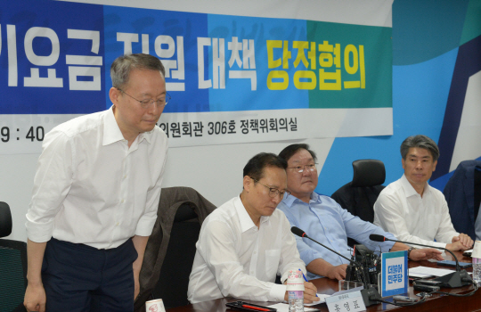 7일 오전 서울 영등포구 의사당대로 국회 의원회관에서 폭염으로 인한 전기요금지원 대책 당정협의회가 열린 가운데 백운규(왼쪽 첫 번째) 산업통상자원부 장관이 인사를 하고 있다.   김호웅 기자 diverkim@