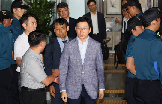 김경수 경남지사가 7일 오전 서울 서초동 허익범 특별검사 사무실에서 조사를 받은 뒤 귀가하고 있다.  연합뉴스