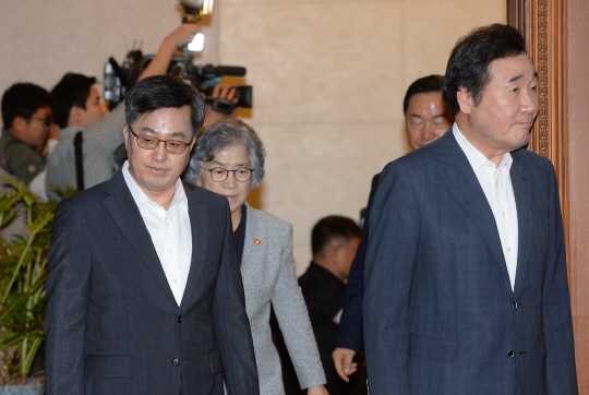 이낙연(오른쪽) 국무총리와 김동연 부총리 겸 기획재정부 장관이 7일 정부서울청사에서 열린 국무회의에 참석하기 위해 회의실에 들어서고 있다. 김선규 기자 ufokim@