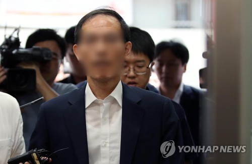 (서울=연합뉴스) ‘드루킹’ 김동원 씨 일당이 김경수 경남도지사에게 오사카 총영사로 추천한 것으로 알려진 도모 변호사가 30일 오후 서울 서초구 허익범 특별검사 사무실로 소환되고 있다.