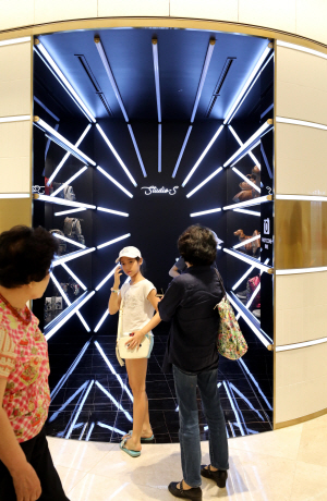 9일 서울 서초구 신세계백화점 강남점 면세점의 ‘스튜디오S’에서 관광객이 사진을 찍고 있다. 스튜디오S는 SNS 인플루언서와 일반 고객이 특별한 조명을 활용, 촬영을 할 수 있도록 조성한 공간이다.    뉴시스