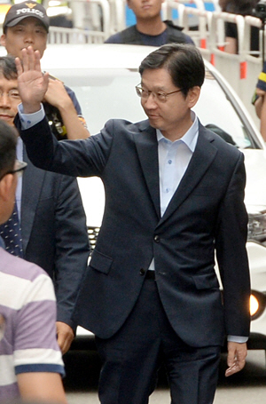 김경수 경남지사가 9일 오전 서울 서초동 허익범 특별검사 사무실에 2번째 조사를 받으러 들어가면서 지지자에게 손을 들어 보이고 있다.  김선규 기자 ufokim@