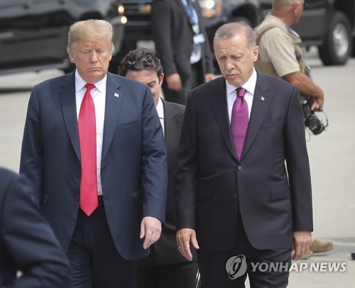 지난 7월 11일 벨기에 브뤼셀에서 열린 나토정상회의에 참석한 도널드 트럼프 미국 대통령(왼쪽)과 레제프 타이이프 에르도안 터키 대통령이 나란히 걷고 있다. [EPA=연합뉴스]