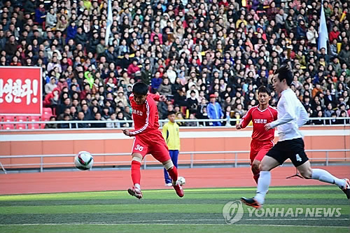 2015년 10월 평양에서 열린 남북 노동자 축구대회[연합뉴스 자료사진]