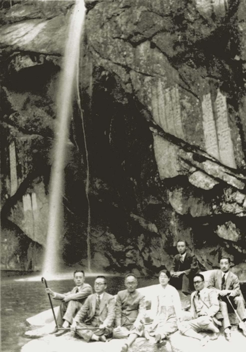 (서울=연합뉴스) 도산 안창호 선생(왼쪽에서 세 번째)와 조카인 안맥결 여사(왼쪽에서 네 번째)의 생전 모습. 2018.8.11 [흥사단 제공]