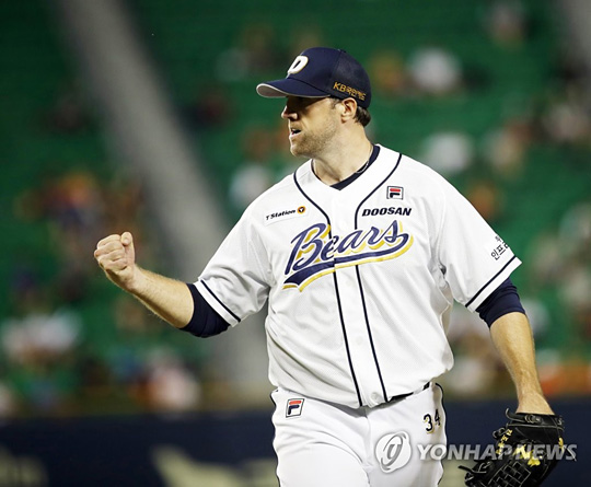 (서울=연합뉴스) 29일 서울 잠실야구장에서 열린 프로야구 두산과 한화의 경기. 두산 투수 린드블럼이 8회초를 무실점으로 막아낸 뒤 주먹을 불끈 쥐고 있다.