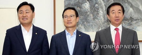 (서울=연합뉴스)  더불어민주당 홍영표(가운데), 자유한국당 김성태(오른쪽), 바른미래당 김관영 원내대표가 특활비 관련 합의와 하반기 국회 일정 등을 논의하기 위해 8일 국회 운영위원장실에서 만나 포토타임을 갖고 있다. 2018.8.8