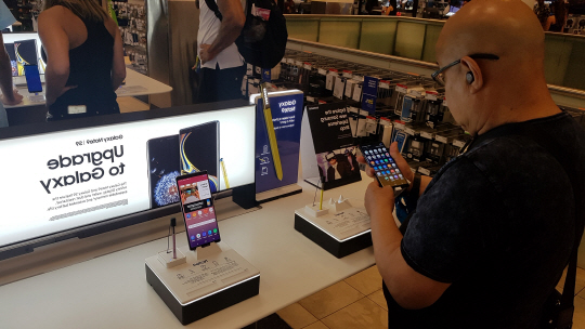 10일(현지시간) 미국 뉴욕 전자제품 숍에서 한 고객이 삼성전자 ‘갤럭시노트9’를 써 보고 있다.