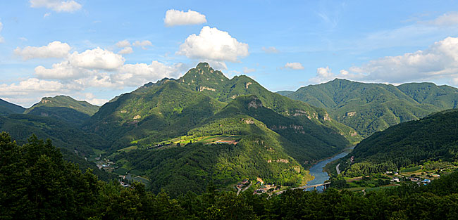 청량산 맞은편 만리산 자락의 펜션 겸 찻집 ‘오렌지 꽃향기는 바람에 날리고’ 앞마당에서 본 청량산의 경관. 산 정상이 ‘뫼 산(山)’자의 형상이다. 통창을 통해 이런 경관을 내다볼 수 있는 찻집의 창가 자리가 명당 중의 명당이다.