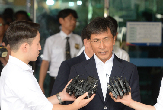 비서에 대한 성폭력 혐의로 기소된 안희정 전 충남지사가 14일 서울서부지법에서 열린 1심 선고 공판에서 무죄를 선고받은 뒤 법정 현관을 나서며 기자들의 질문에 답하고 있다.