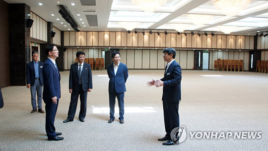 (서울=연합뉴스) 천해성 통일부 차관은 1일 금강산을 방문, 이산가족 상봉행사를 위한 시설 개보수 상황을 점검했다. 사진은 금강산호텔에서 관계자의 설명을 듣는 모습. 2018.8.1 [통일부 제공]