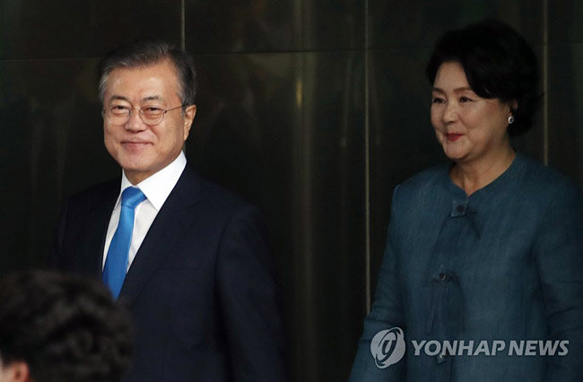 (서울=연합뉴스) 문재인 대통령과 부인 김정숙 여사가 15일 오전 서울 용산구 국립중앙박물관 열린마당에서 열린 제73주년 광복절 및 정부수립 70주년 경축식에 입장하고 있다.