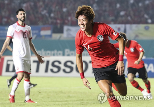 (반둥=연합뉴스) 15일 오후 인도네시아 자와바랏주 반둥의 시 잘락 하루팟 스타디움에서 열린 2018 자카르타-팔렘방 아시안게임 축구 조별리그 E조 1차전 한국과 바레인의 경기. 황의조가 선제골을 넣은 후 기뻐하고 있다.