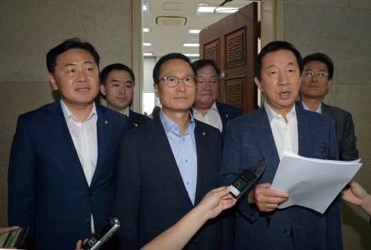 여야 3당 원내대표와 정책위의장이 17일 오전 국회 운영위 소회의실에서 조찬 회동을 마친 뒤 합의 사항을 발표하고 있다. 앞줄 왼쪽부터 바른미래당 김관영, 더불어민주당 홍영표, 자유한국당 김성태 원내대표. 김호웅 기자 diverkim@