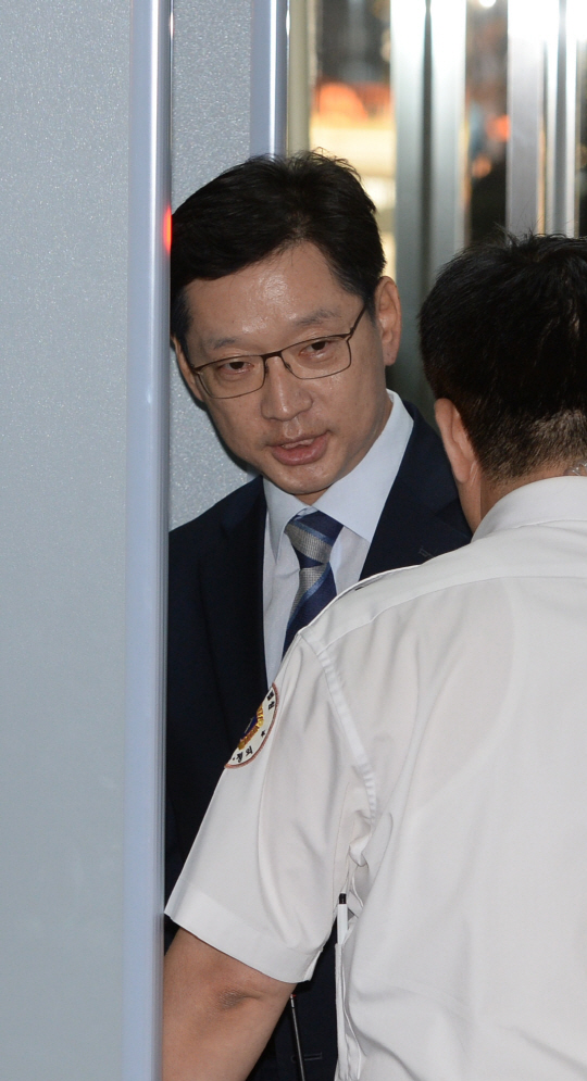 김경수 경남지사가 17일 오전 서울중앙지법에서 열린 구속영장심사에 참석하기 위해 법원 청사에 들어가고 있다.