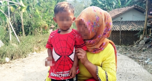 하루 많게는 두 갑씩 담배를 피워 논란이 되고 있는 인도네시아의 2살 남자아이. [수카부미업데이트 홈페이지 캡처=연합뉴스]
