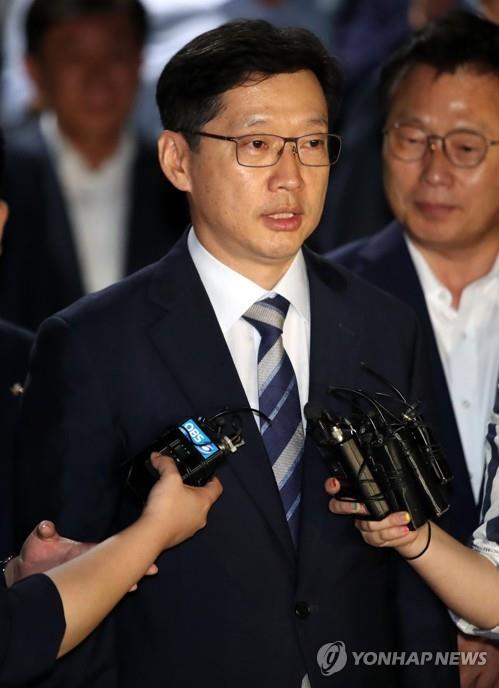(의왕=연합뉴스)  ‘드루킹’ 여론조작 지시 혐의를 받는 김경수 경남도지사가 18일 새벽 영장이 기각되자 대기 중이던 서울구치소를 나서며 취재진 질문에 답하고 있다. 2018.8.18