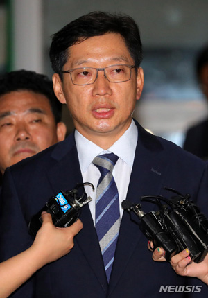 【의왕=뉴시스】김경수 경남지사가 18일 오전 경기 의왕시 서울구치소 앞에서 취재진의 질문에 답하고 있다.  2018.08.18.