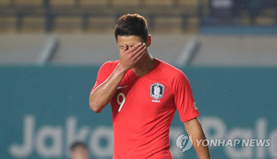 (반둥=연합뉴스)  17일 오후 인도네시아 자와바랏주 반둥의 시 잘락 하루팟 스타디움에서 열린 2018 자카르타-팔렘방 아시안게임 축구 조별리그 E조 2차전 한국과 말레이시아의 경기. 한국 황희찬이 계속되는 공격 득점 실패에 아쉬워하고 있다. 2018.8.17