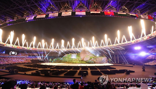 (자카르타=연합뉴스) 18일 오후(현지시간) 인도네시아 자카르타 겔로라 붕 카르노(GBK) 스타디움에서 열린 2018 자카르타ㆍ팔렘방 아시안게임 개막식에서 축하 불꽃이 터지고 있다. 2018.8.18